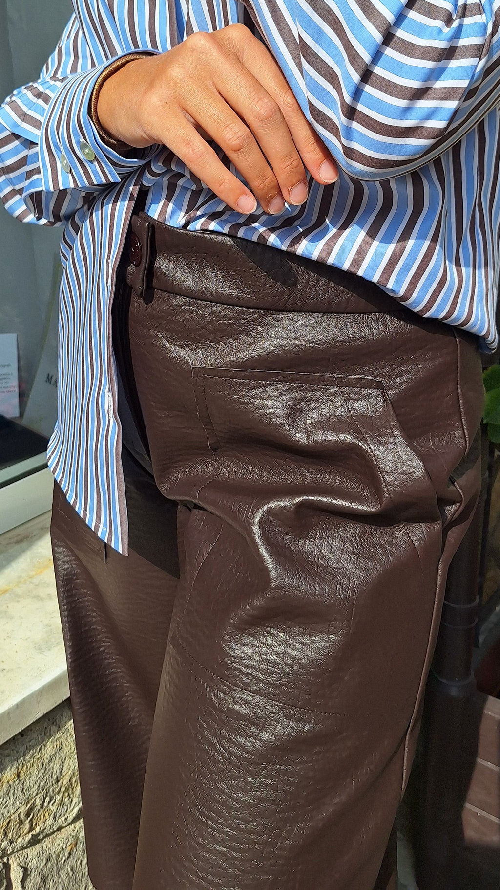Bermuda lungo a gamba larga in ecopelle stretch