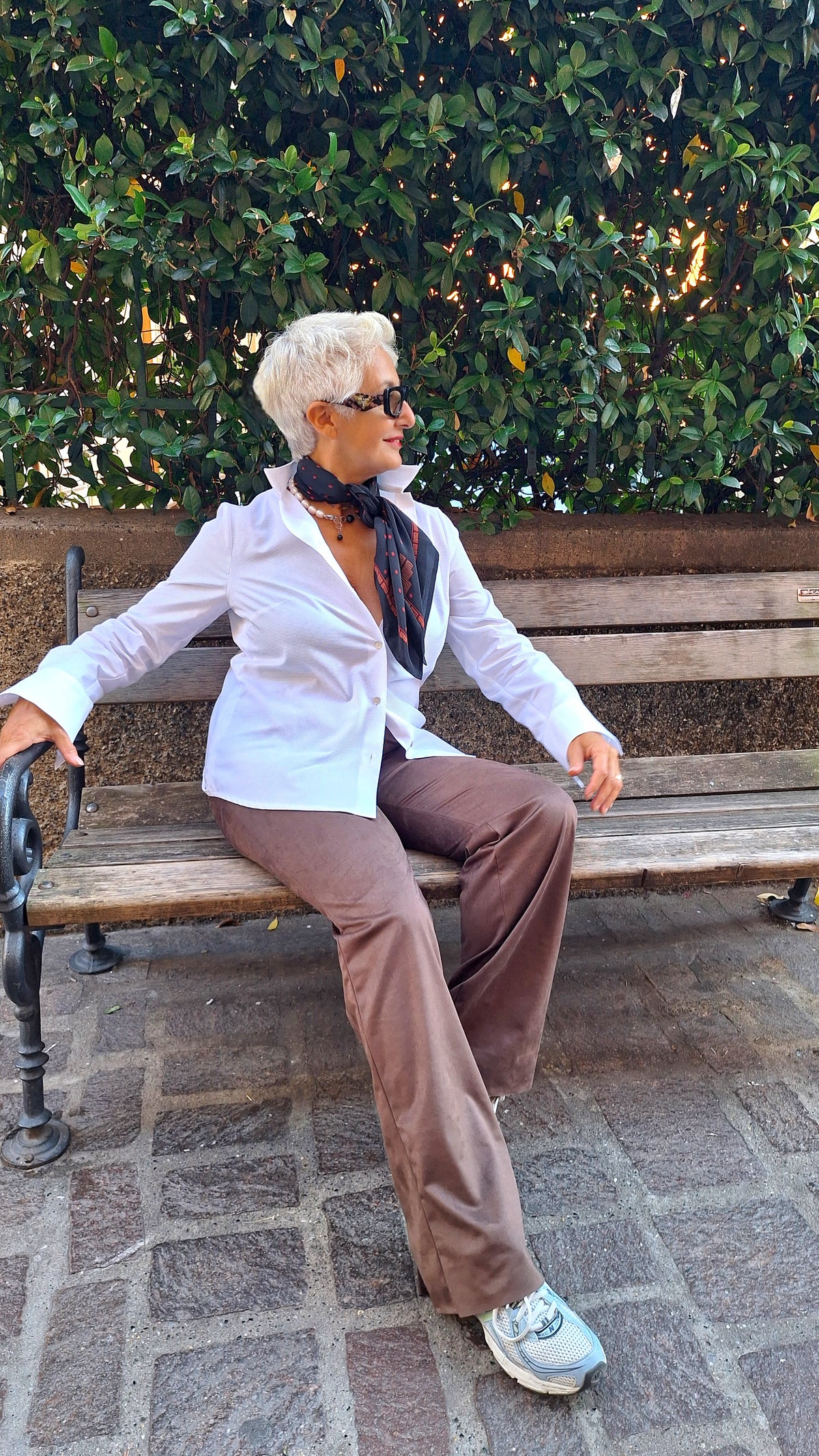 Pantalone a zampetta in eco-dainetto con elastico in vita