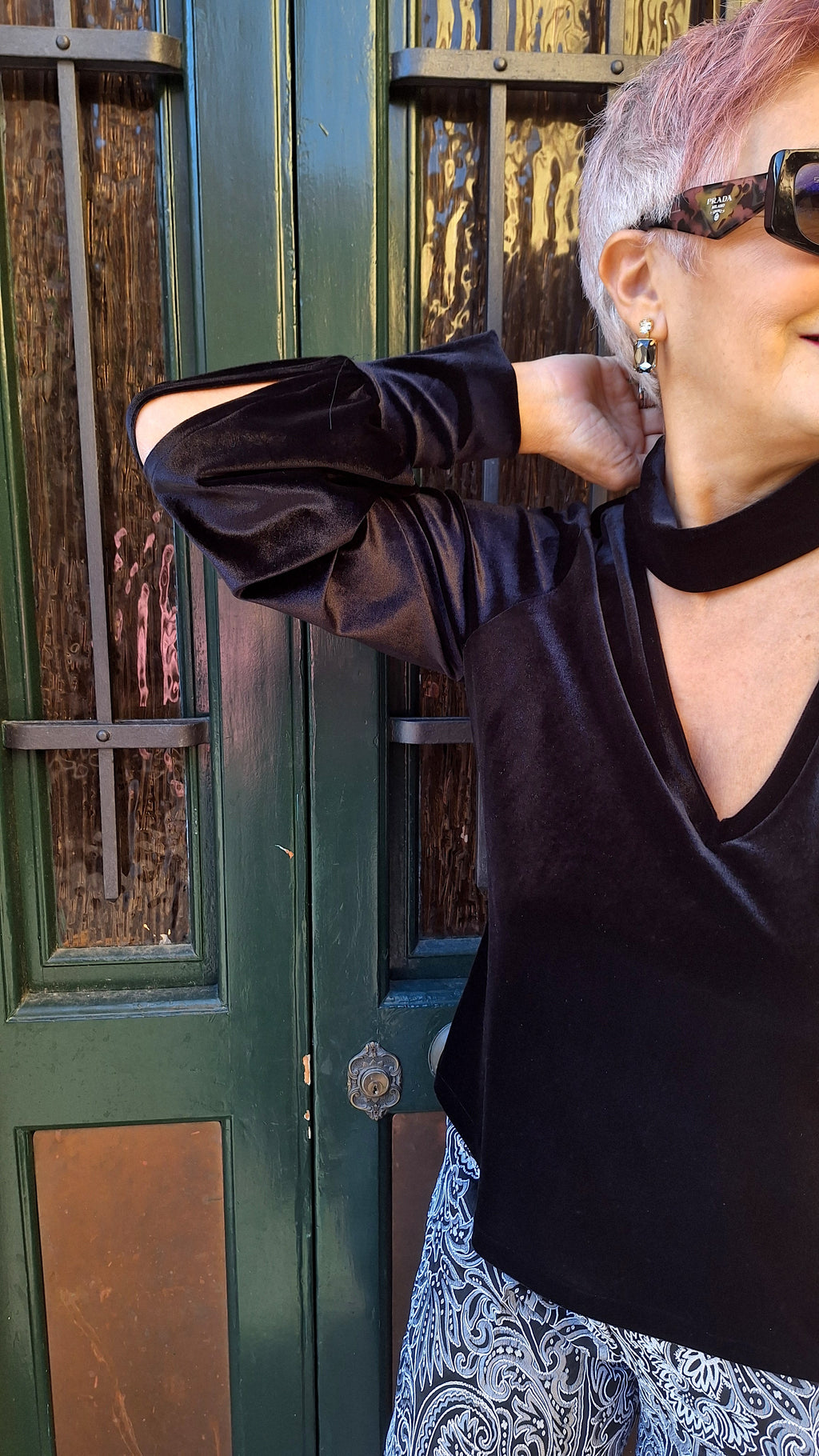 Blusa a V in velluto liscio