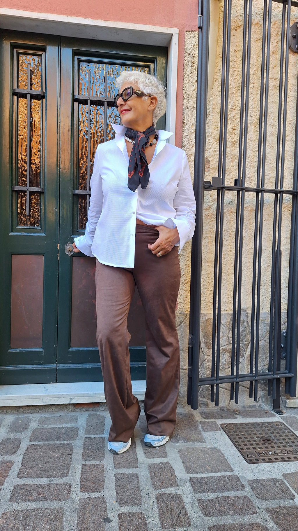 Pantalone a zampetta in eco-dainetto con elastico in vita