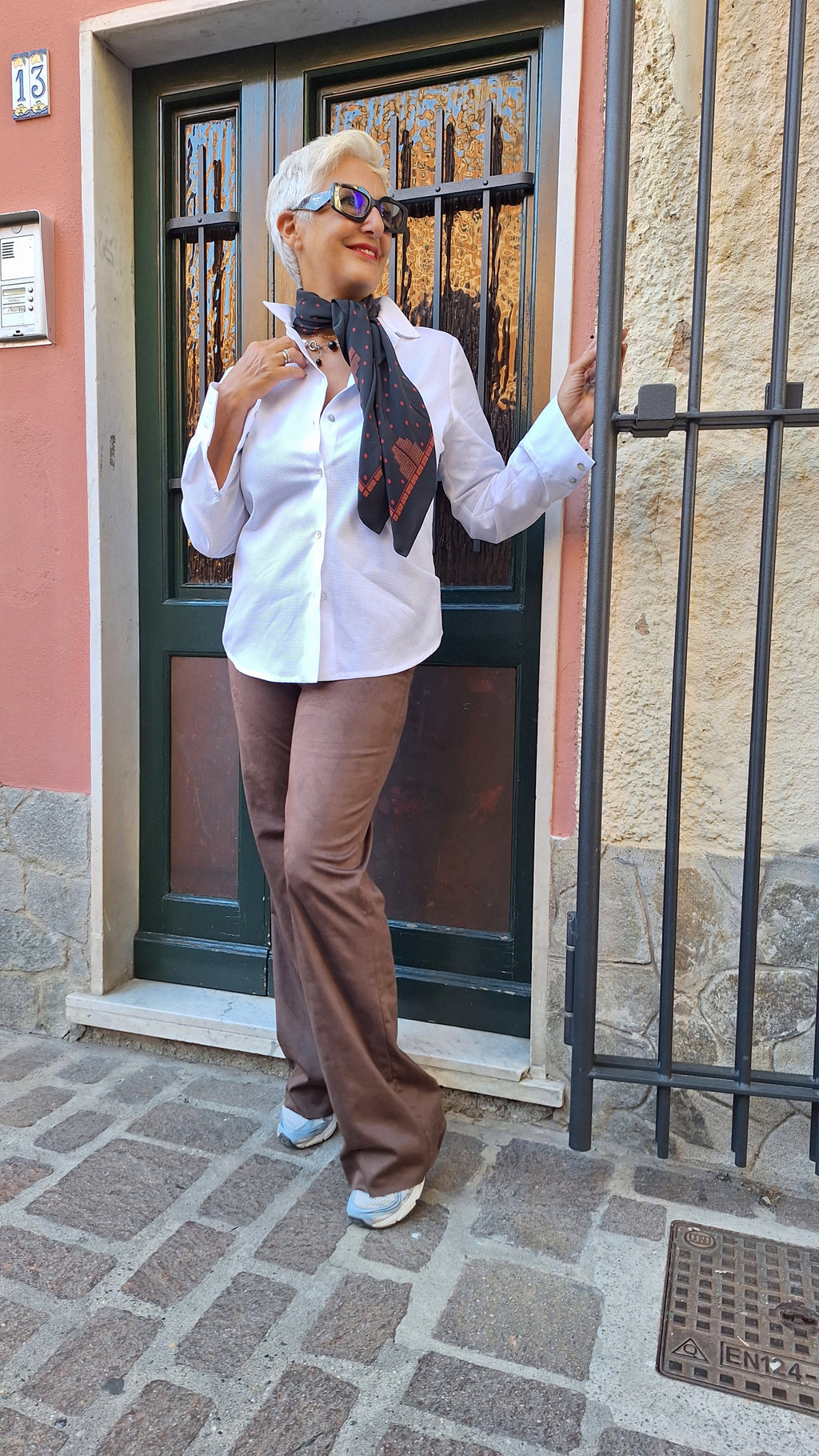 Pantalone a zampetta in eco-dainetto con elastico in vita