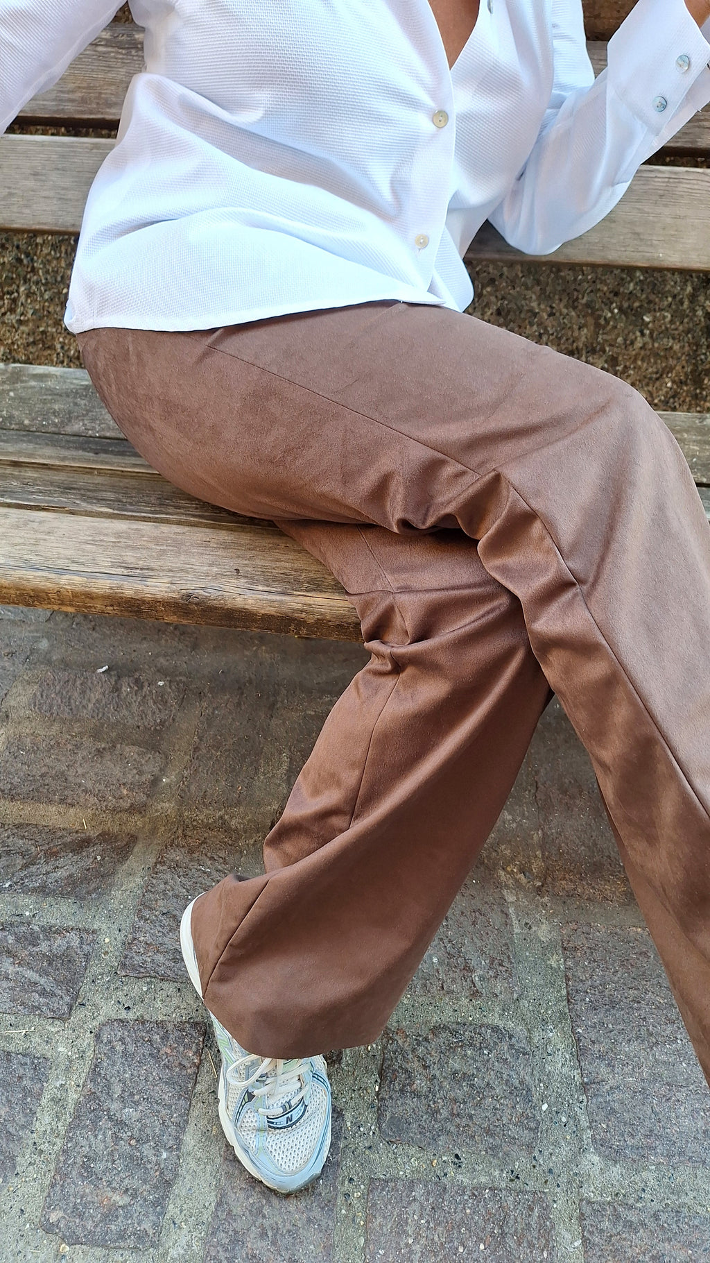 Pantalone a zampetta in eco-dainetto con elastico in vita