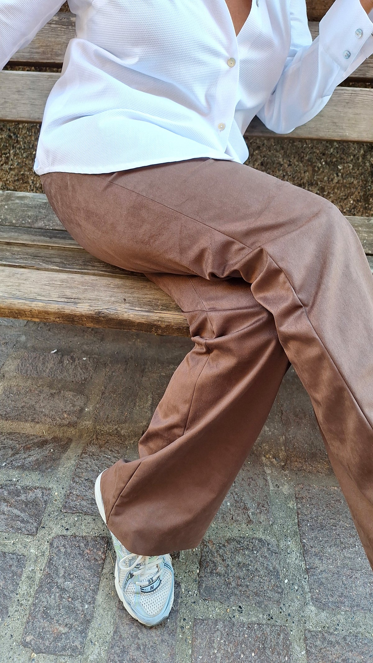 Pantalone a zampetta in eco-dainetto con elastico in vita