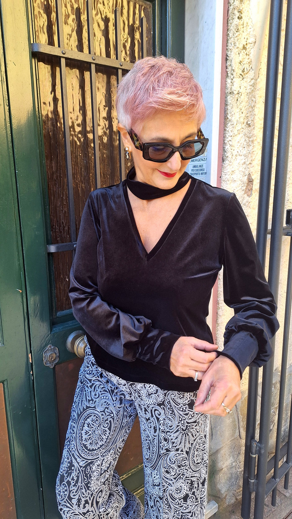 Blusa a V in velluto liscio