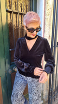 Blusa a V in velluto liscio