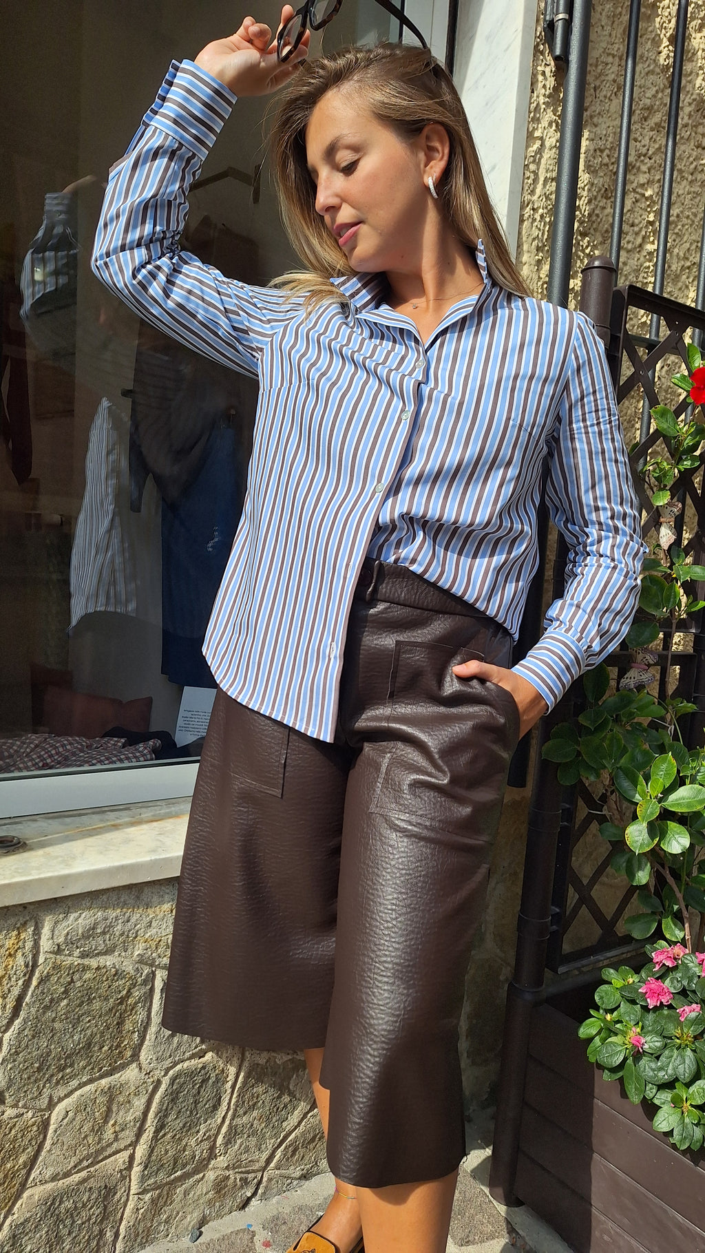Bermuda lungo a gamba larga in ecopelle stretch