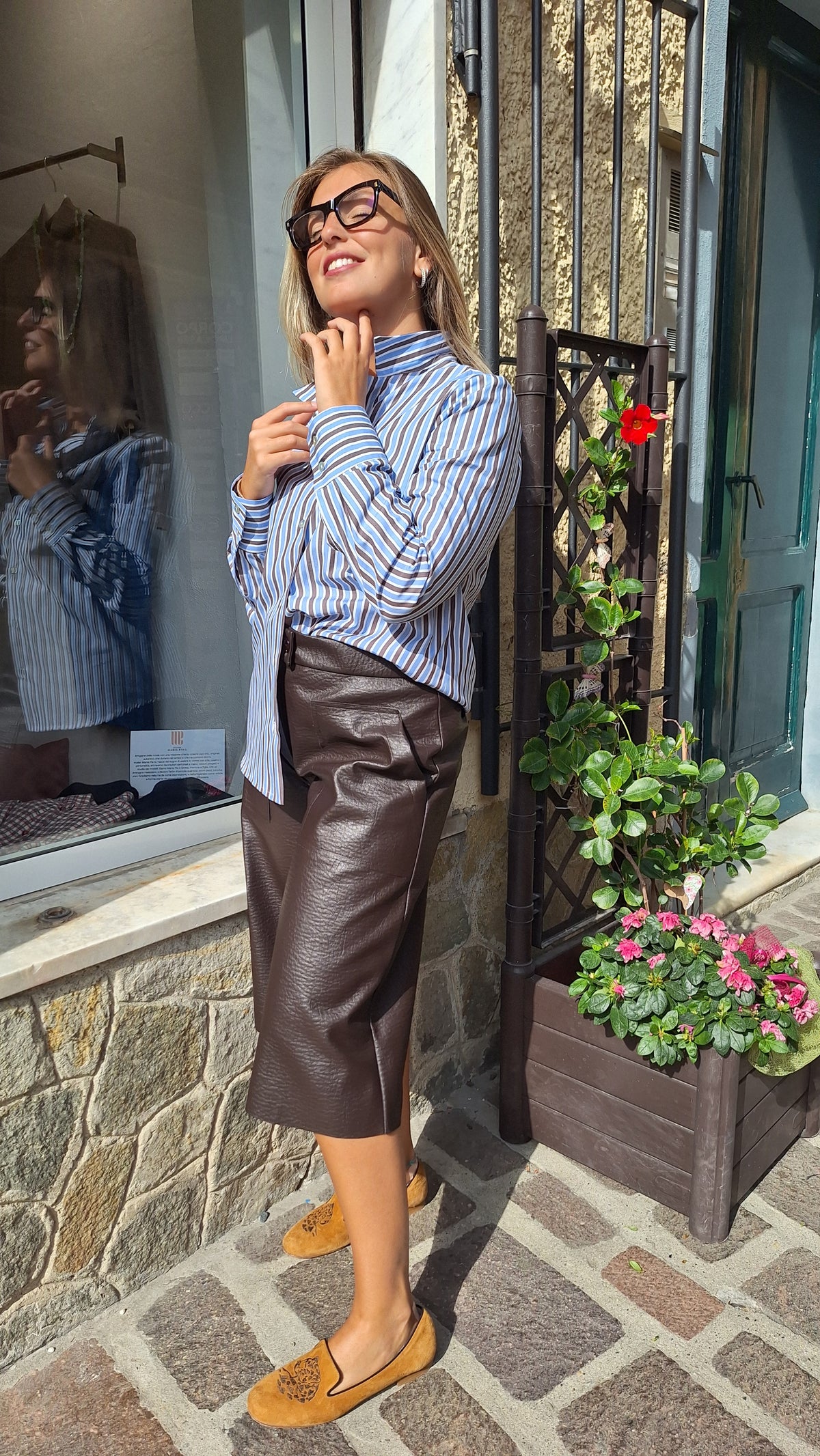 Bermuda lungo a gamba larga in ecopelle stretch