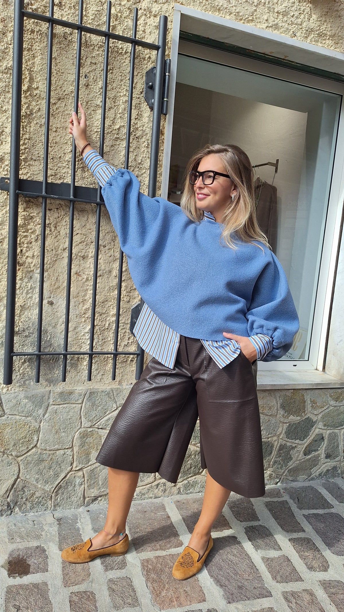 Bermuda lungo a gamba larga in ecopelle stretch